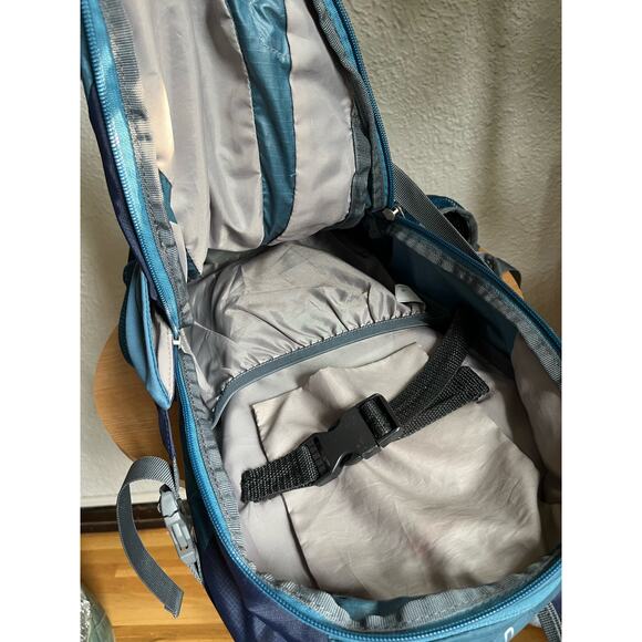 Deuter Blue AirLite 22 Hiking Pack main image 4